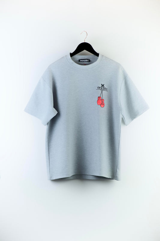 Hellgraues Graue Boxer Tee mit rotem Boxhandschuh-Print und gesticktem „X“-Detail am Rücken, oversized Fit