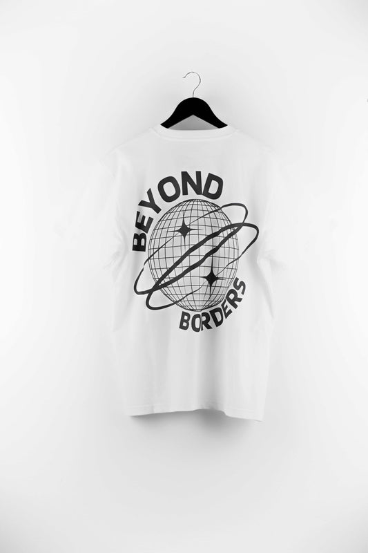 OffWhite Tee mit Globus-Print und Beyond Borders Schriftzug in Normal Fit aus 100% Baumwolle
