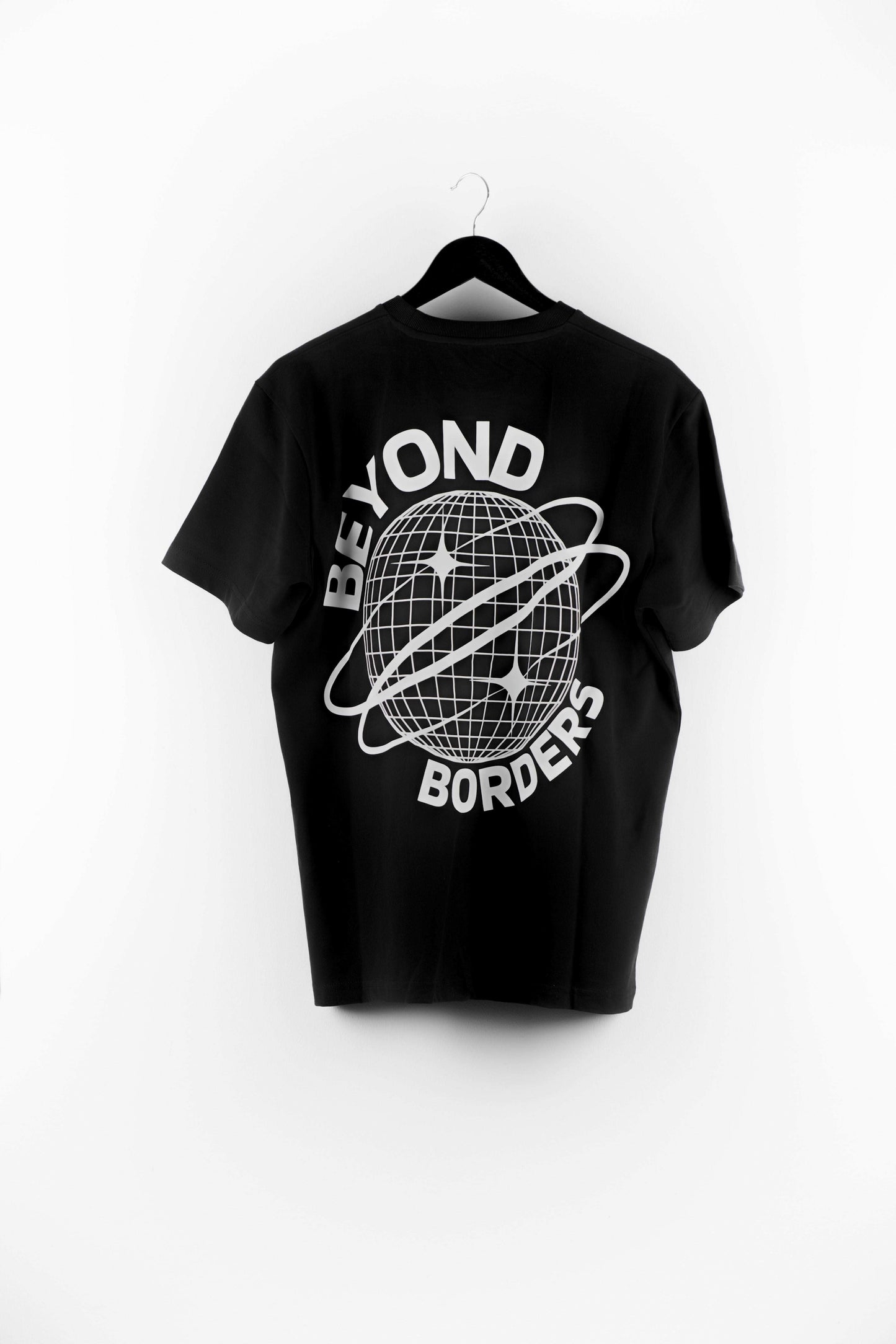 Schwarzes Mens Streetwear T-Shirt mit Globus Backprint und Rundhalsausschnitt in Normal Fit aus Peach-Effect Baumwolle