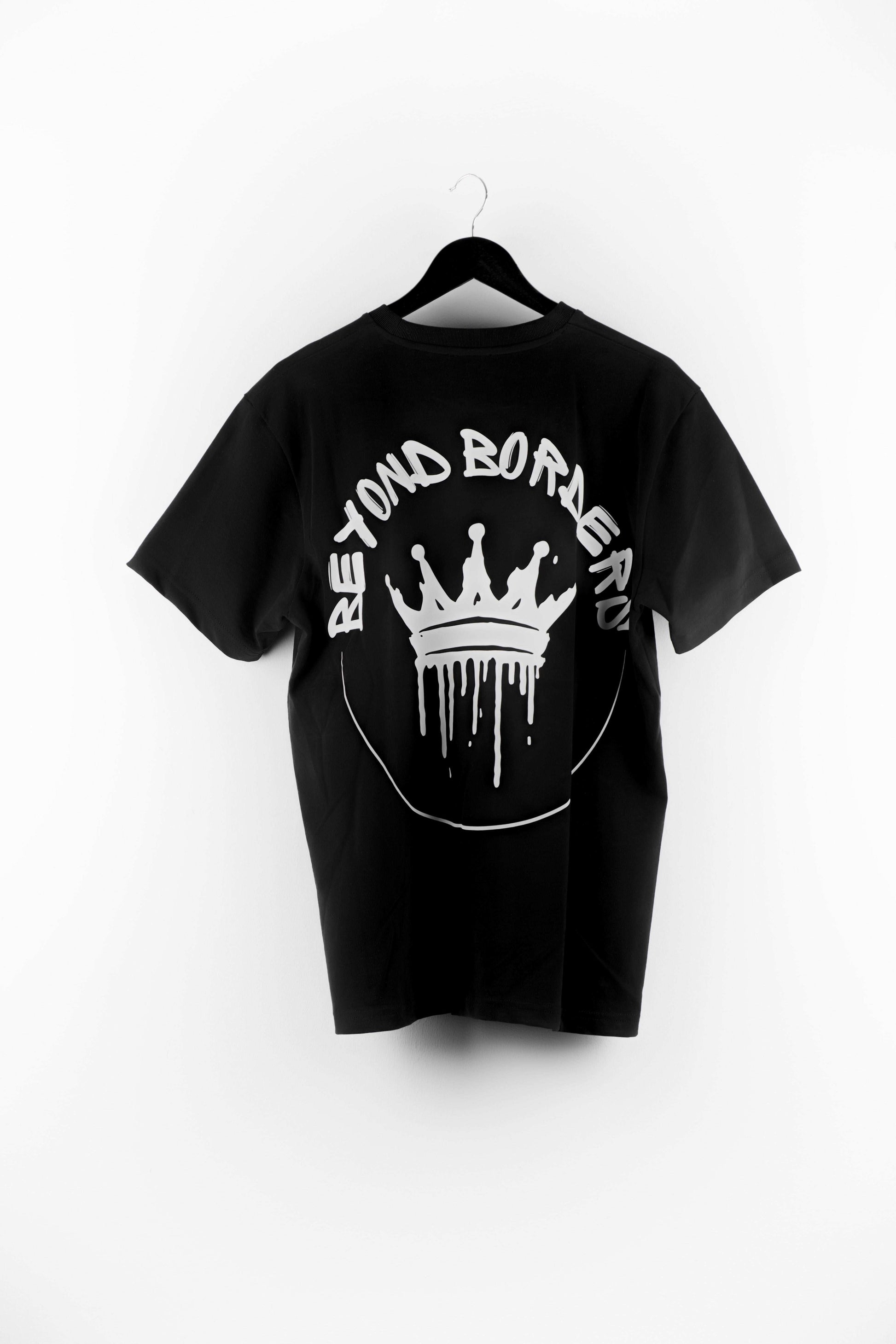 schwarzes streetwear t shirt mit crown backprint und beyond border schriftzug
